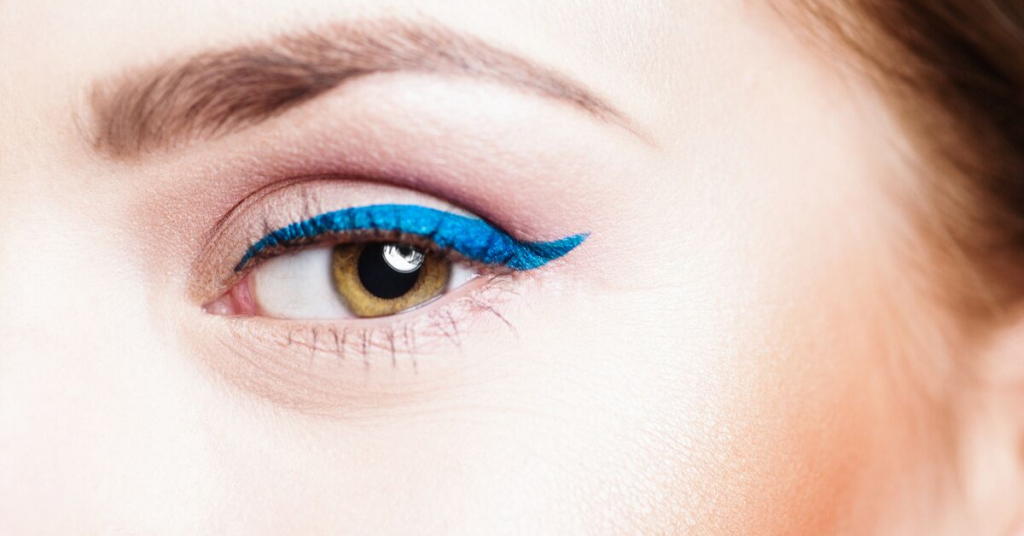 ojo de mujer maquillado con eyeliner azul