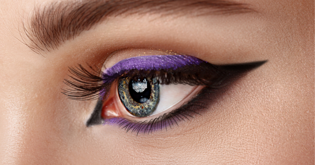  Primer ojo de mujer con maquillaje - flecha negra y lila