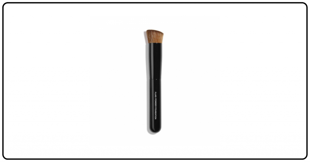brocha de maquillaje con base negra y larga y cepillo color marron recortado en diagonal para utilizar con el colorete