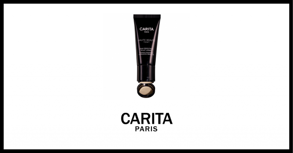 Bote con base de maquillaje de la marca Carita París en un bote negro boca abajo y abierto para ver el tono de piel marrón que contiene 