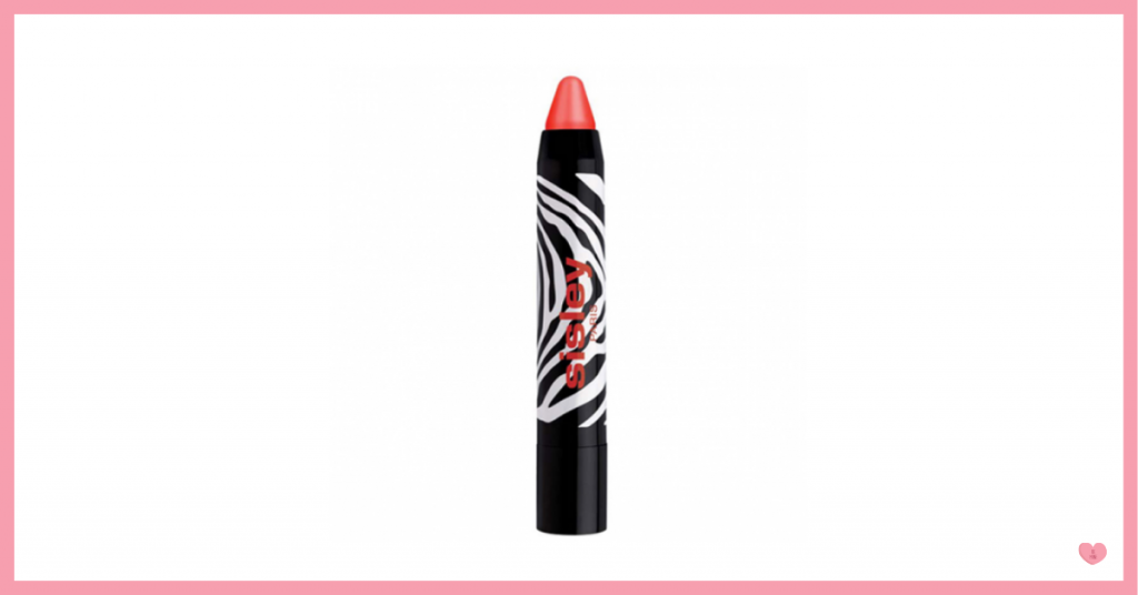 Bálsamo labial con forma de lápiz con la punta rosa de la marca Sisley. El resto del cuerpo es estilo cebra con rayas negras y blancas y letras rojas y forma parte de la lista de labiales favoritos y por qué